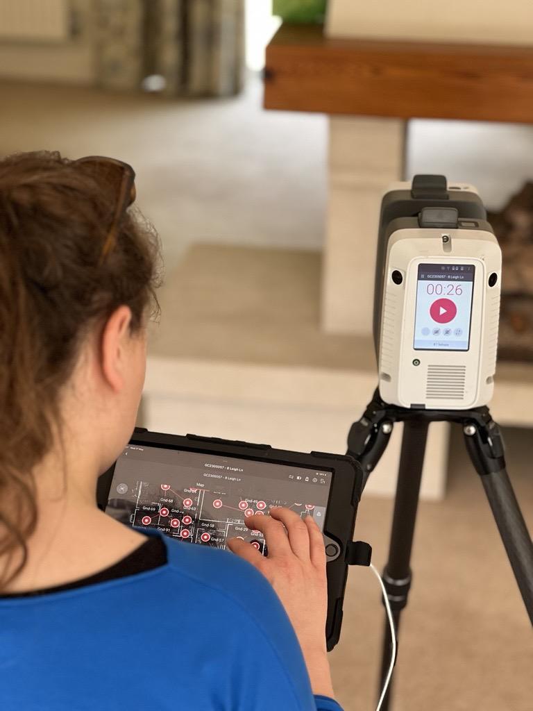 Skaner Leica RTC360 podczas skanowania 3D mieszkania, sterowanie z tabletu
